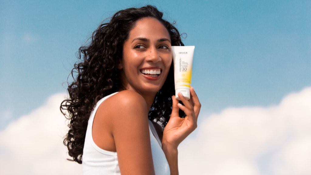 Kann man Sonnencreme mit Foundation mischen?